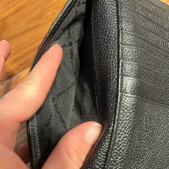Black Micheal kors wallet! Excellent condition - Picture 6 of 10